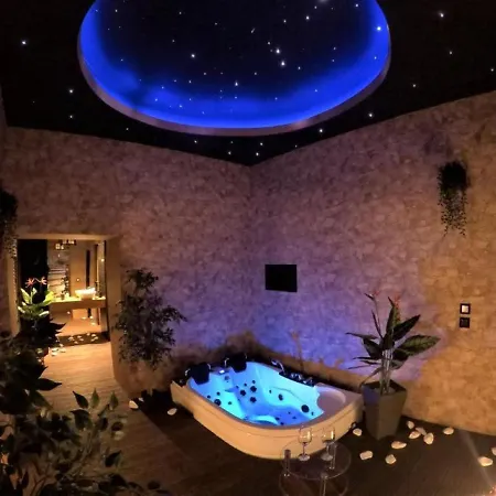 Z Jacuzzi דירה
