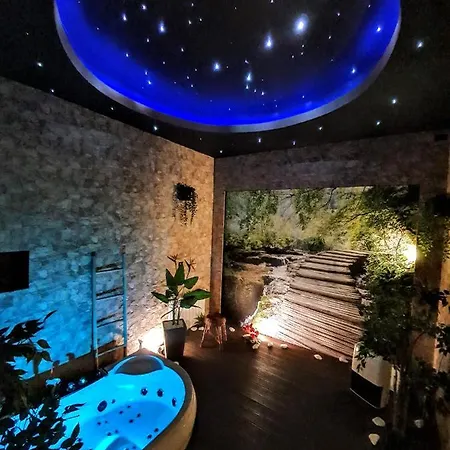Z Jacuzzi דירה *